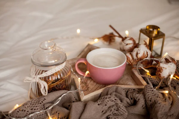 Bir Fincan Sıcak Cappuccino Bir Ahşap Tepsi Yatağım Rahat Dekor — Stok fotoğraf