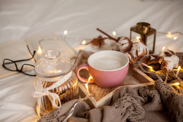 Bir Fincan Sıcak Cappuccino Bir Ahşap Tepsi Yatağım Rahat Dekor — Stok fotoğraf