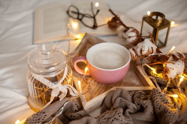 Bir Fincan Sıcak Cappuccino Bir Ahşap Tepsi Yatağım Rahat Dekor — Stok fotoğraf