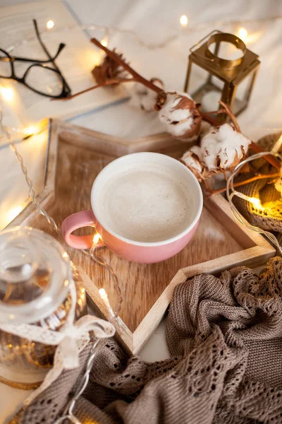 Caneca Cappuccino Quente Uma Bandeja Madeira Está Cama Decoração Acolhedora — Fotografia de Stock