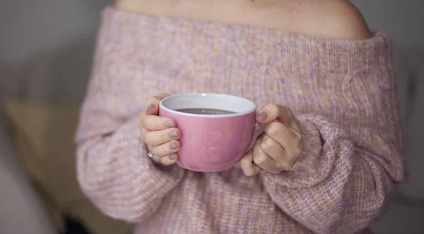 Nahaufnahme Weibliche Hände Die Einen Großen Rosafarbenen Becher Tee Halten — Stockfoto