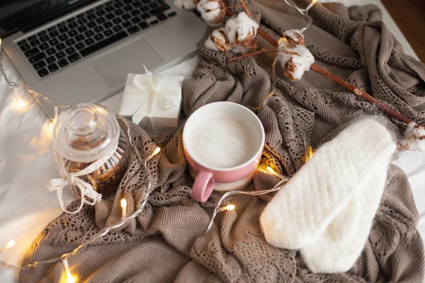 Mug Hot Cappuccino Bed Cozy Decor Breakfast Mug Plaid Cotton — Stock Photo, Image