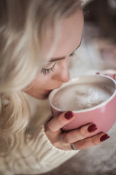 Acogedor Retrato Casa Una Joven Mujer Hermosa Una Hermosa Chica — Foto de Stock