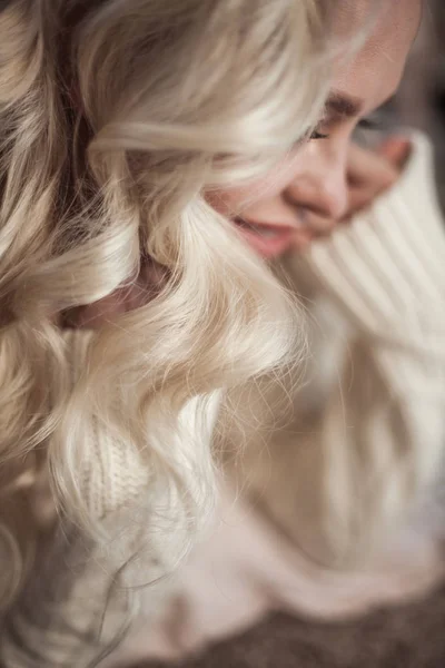 Detail Útulný Domov Portrét Mladé Krásné Ženy Krásná Blond Dívka — Stock fotografie