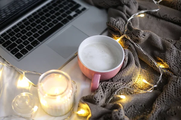 Tazza Cappuccino Caldo Sul Letto Arredamento Familiare Candela Barattolo Vetro — Foto Stock