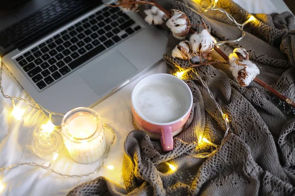 Taza Capuchino Caliente Cama Decoración Hogareña Vela Frasco Vidrio Cuadros — Foto de Stock