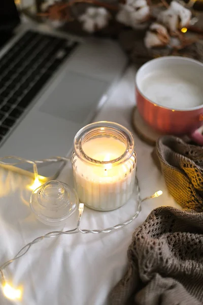 Mok Warme Cappuccino Het Bed Huiselijke Inrichting Kaars Een Glazen — Stockfoto