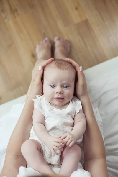 孩子和妈妈在家 母亲抱着她的小孩 新生儿 婴儿的脚在母亲的手中 — 图库照片
