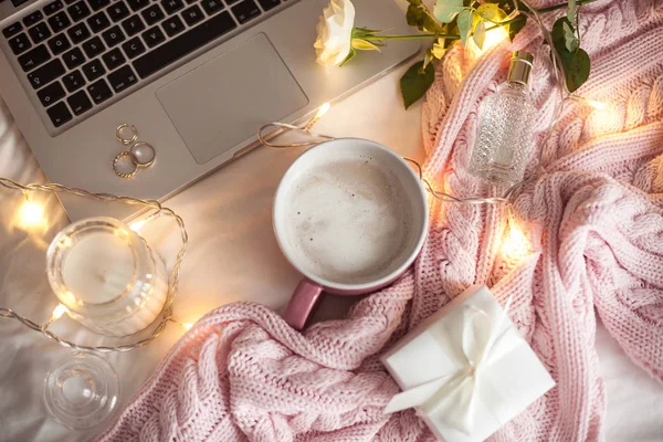 Arredamento Accogliente Una Tazza Cappuccino Candela Barattolo Vetro Coperta Maglia — Foto Stock