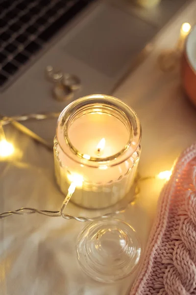 Decoración Acogedora Una Taza Capuchino Vela Frasco Vidrio Manta Punto —  Fotos de Stock