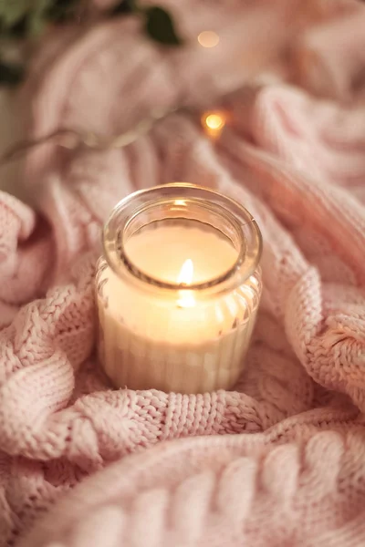 Gemütliche Einrichtung Eine Tasse Cappuccino Kerze Glas Rosa Strickdecke Rose — Stockfoto