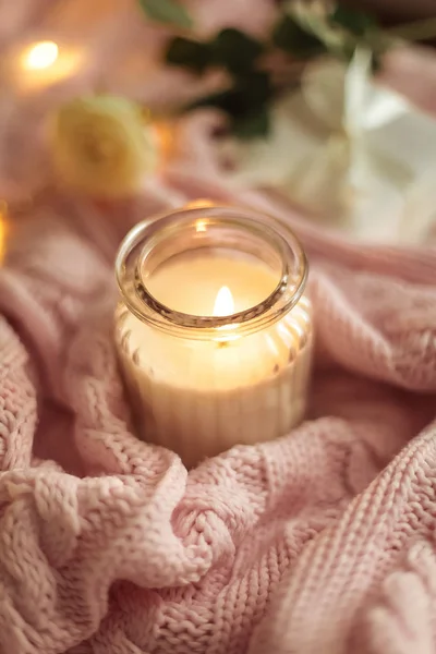 Gemütliche Einrichtung Eine Tasse Cappuccino Kerze Glas Rosa Strickdecke Rose — Stockfoto