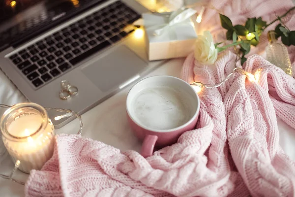 Arredamento Accogliente Una Tazza Cappuccino Candela Barattolo Vetro Coperta Maglia — Foto Stock