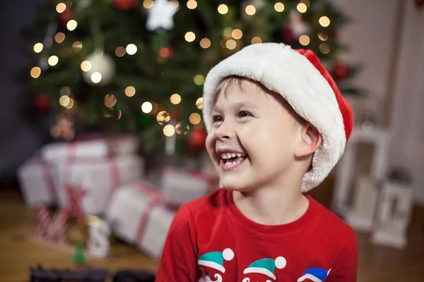 Portrét Happy 4Letého Chlapce Santa Claus Klobouk Vánočního Stromu Vánoce — Stock fotografie