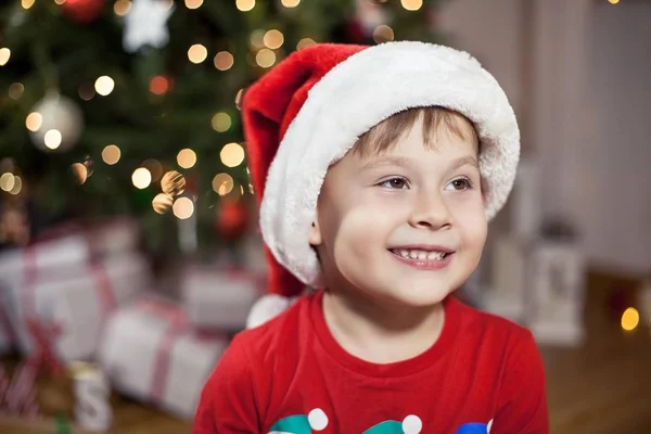 Retrato Menino Feliz Anos Chapéu Papai Noel Perto Árvore Natal — Fotografia de Stock