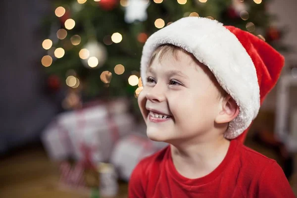 Portrét Happy 4Letého Chlapce Santa Claus Klobouk Vánočního Stromu Vánoce — Stock fotografie