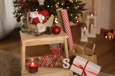 Noel ruh. Hediyeler, ambalaj kağıdı, mumlar, Noel ağacı. Sahne. Tatil. Noel. Yeni yıl.