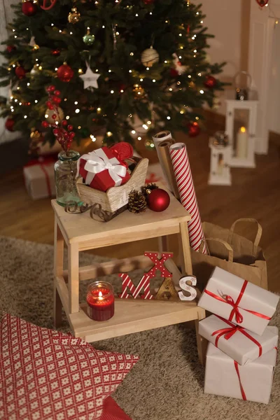 Weihnachtsstimmung Geschenke Geschenkpapier Kerzen Weihnachtsbaum Szenerie Urlaub Weihnachten Neues Jahr — Stockfoto