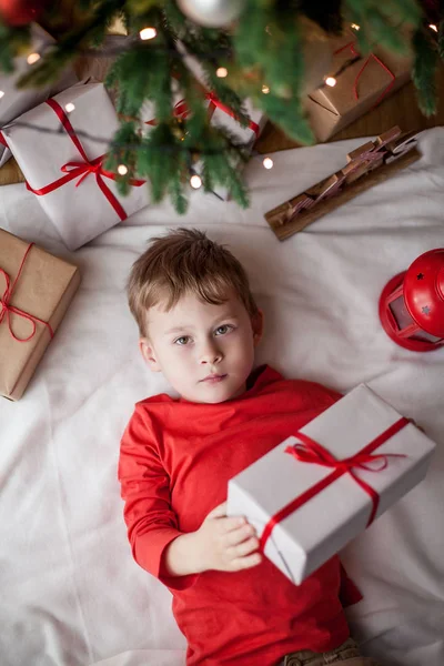 Pequeno Menino Bonito Feliz Fica Perto Árvore Natal Detém Uma — Fotografia de Stock