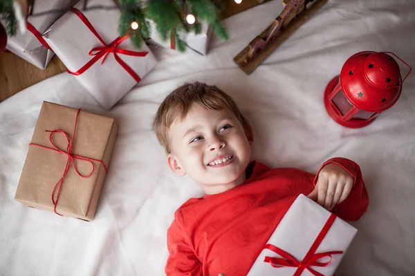 Pequeno Menino Bonito Feliz Fica Perto Árvore Natal Detém Uma — Fotografia de Stock