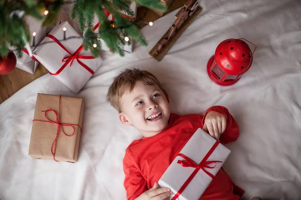 Pequeno Menino Bonito Feliz Fica Perto Árvore Natal Detém Uma — Fotografia de Stock