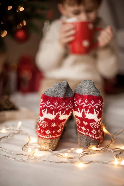 Primer Plano Pies Calcetines Navidad Feliz Niño Sentado Cerca Del — Foto de Stock