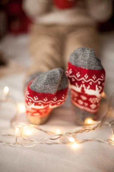 Primer Plano Pies Calcetines Navidad Feliz Niño Sentado Cerca Del — Foto de Stock