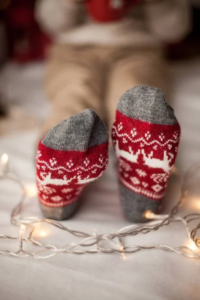 Close Voeten Sokken Van Kerstmis Gelukkig Kind Zit Buurt Van — Stockfoto