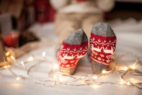 Close Pés Meias Natal Criança Feliz Sentada Perto Árvore Natal — Fotografia de Stock