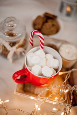 Bir fincan sıcak çikolata şekerleme, tanımlama bilgileri, Noel candy, şekerler, Noel ışıkları ile. Noel ruh. Dekor. Tatil. Yeni yıl.