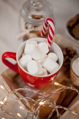 Bir fincan sıcak çikolata şekerleme, tanımlama bilgileri, Noel candy, şekerler, Noel ışıkları ile. Noel ruh. Dekor. Tatil. Yeni yıl.