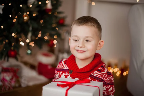 Маленький Милий Хлопчик Червоному Різдвяному Светрі Сидить Біля Ялинки Портрет — стокове фото