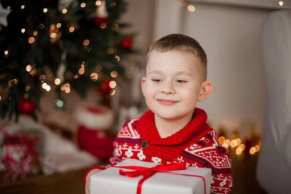 Menino Bonito Camisola Natal Vermelho Senta Perto Árvore Natal Retrato — Fotografia de Stock