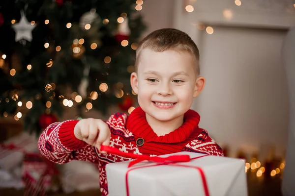 Menino Bonito Camisola Natal Vermelho Senta Perto Árvore Natal Retrato — Fotografia de Stock