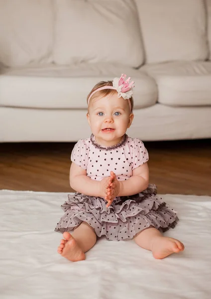 Schattig Blauwogige Meisje Een Roze Jurk Met Een Kroon Haar — Stockfoto