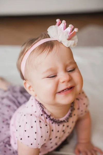 Roztomilý Modrooký Holčička Růžových Šatech Korunou Hlavě Portrét Dítěte Doma — Stock fotografie