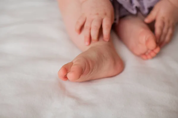 特写。婴儿脚和处理10个月。舒适。护理。家. — 图库照片