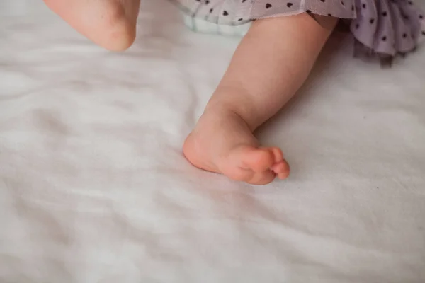 Close-up. Baby feet and handles 10 months. Cozy. Care. Home. — Stock Photo, Image