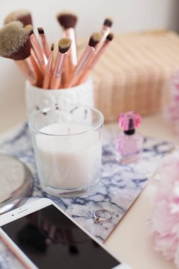 Peonies. Buket pembe peonies, mum, hasır çanta, eşarp, parfüm, takı, beyaz masa kozmetik masada telefon