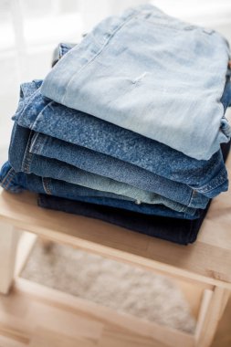 Kot pantolon, kot pamuk, mavi. Kot iç yığını. Giysi. Rahat.