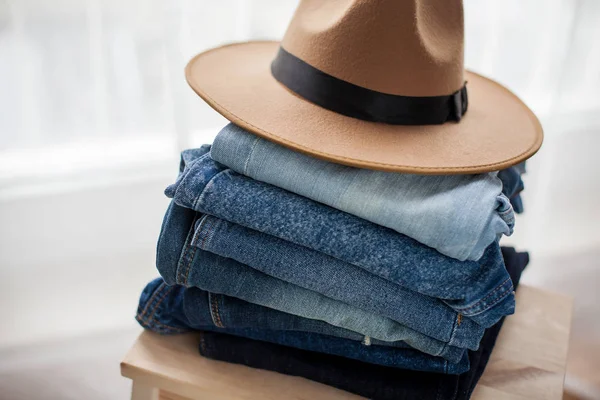 Jeans Chapeau Feutre Coton Denim Bleu Une Pile Jeans Intérieur — Photo