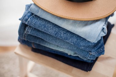 Kot pantolon, şapka, denim pamuk, mavi hissettim. Kot iç yığını. Clothing.Cozy.