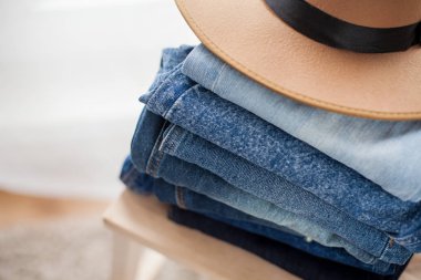 Kot pantolon, şapka, denim pamuk, mavi hissettim. Kot iç yığını. Clothing.Cozy.
