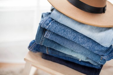 Kot pantolon, şapka, denim pamuk, mavi hissettim. Kot iç yığını. Clothing.Cozy.