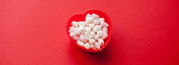 Forma Corazón Rojo Con Malvaviscos Sobre Fondo Rojo Día San —  Fotos de Stock