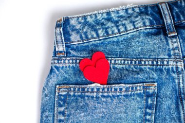 Beyaz bir arka plan üzerinde kot pantolon. Cebinde. Bir kalp. Sevgililer günü. Aşk.
