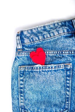 Beyaz bir arka plan üzerinde kot pantolon. Cebinde. Bir kalp. Sevgililer günü. Aşk.