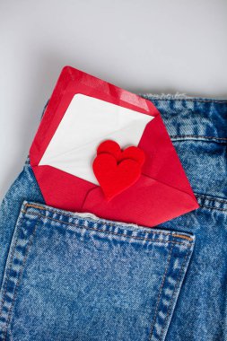 Beyaz bir arka plan üzerinde kot pantolon. Cebinde. Bir kalp. Sevgililer günü. Aşk.