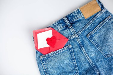 Beyaz bir arka plan üzerinde kot pantolon. Cebinde. Bir kalp. Sevgililer günü. Aşk.