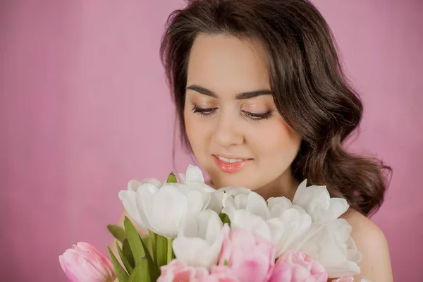 Молода Жінка Букет Тюльпанів Посміхається Дівчина Портрет Весна Рожевий Фон — стокове фото
